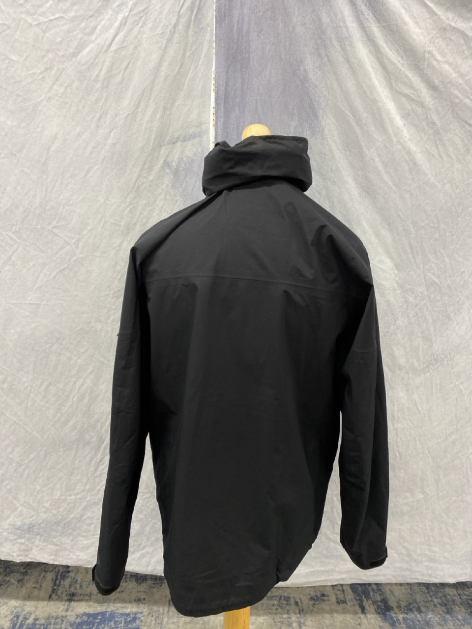 Lot 170  
            Edinburgh SR20 - Delivery Only 

                
NIKE HIGH NECK WINDBREAKER IN BLACK POLYESTER SIZE M: LOCATION - RAIL 2