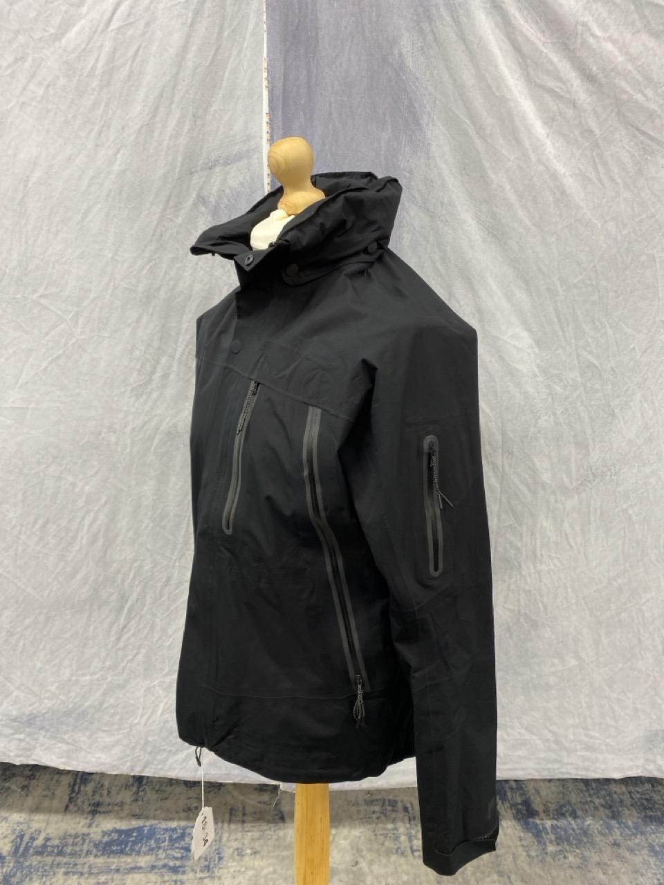 Lot 170  
            Edinburgh SR20 - Delivery Only 

                
NIKE HIGH NECK WINDBREAKER IN BLACK POLYESTER SIZE M: LOCATION - RAIL 2