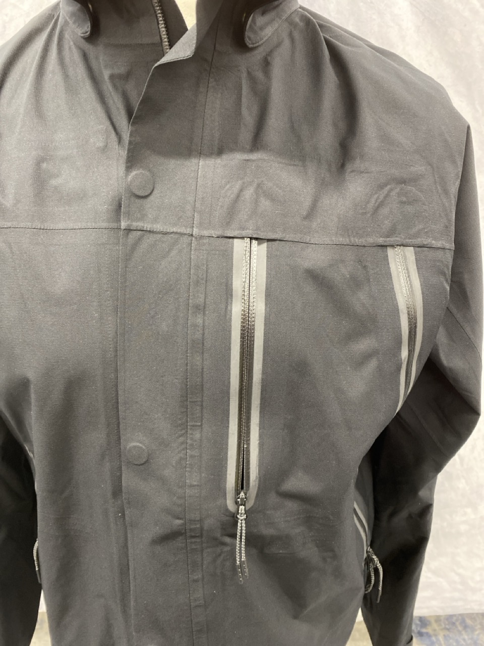 Lot 170  
            Edinburgh SR20 - Delivery Only 

                
NIKE HIGH NECK WINDBREAKER IN BLACK POLYESTER SIZE M: LOCATION - RAIL 2