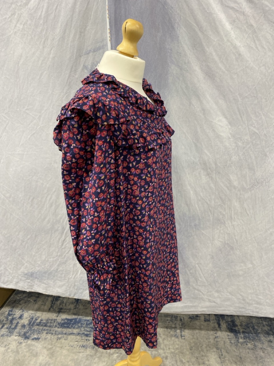 Lot 171  
            Edinburgh SR20 - Delivery Only 

                
SANDRO RUFFLE FLORAL PRINT SILK DRESS IN MULTICOLOR SILK NO SIZE : LOCATION - RAIL 2