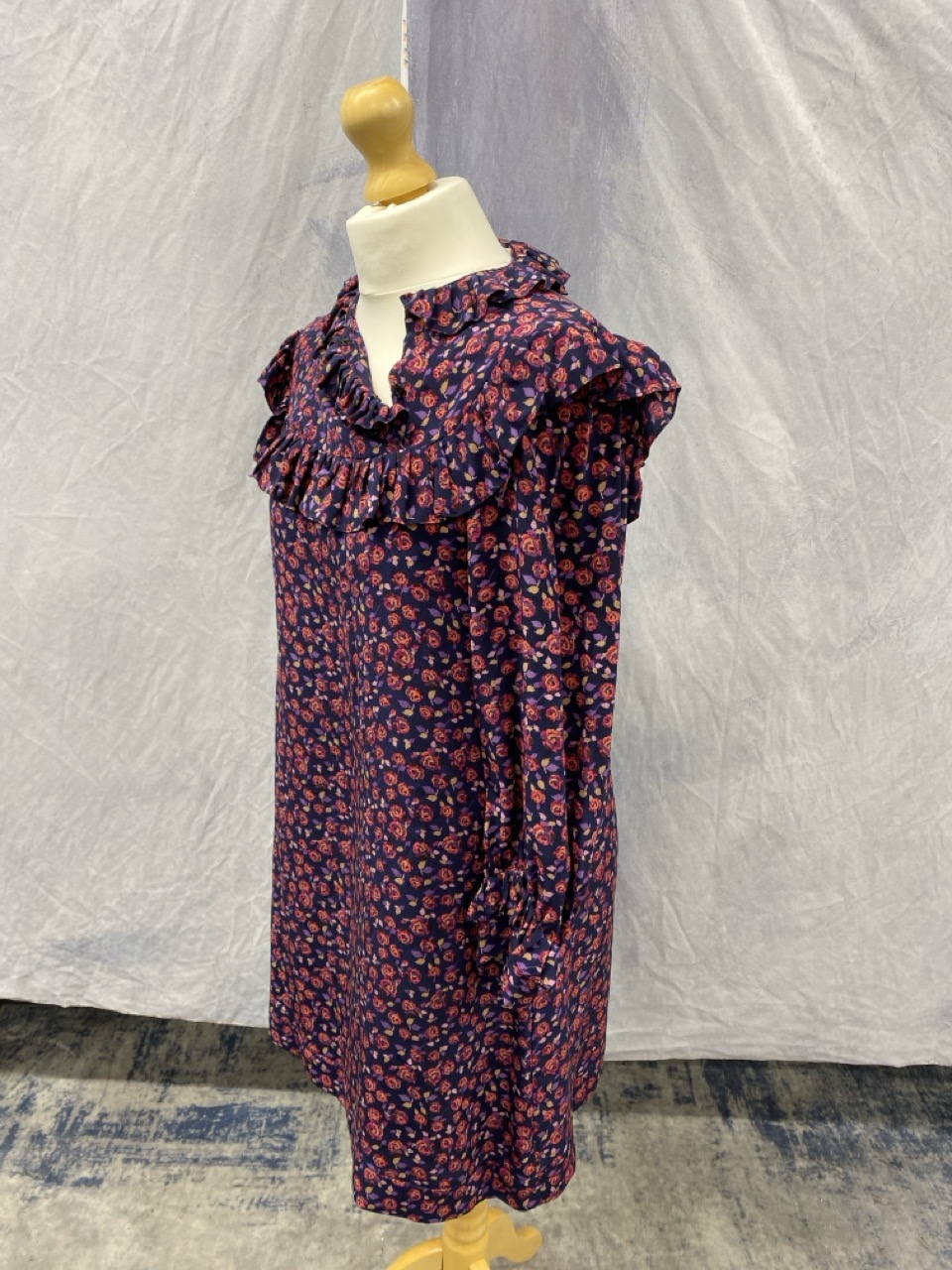Lot 171  
            Edinburgh SR20 - Delivery Only 

                
SANDRO RUFFLE FLORAL PRINT SILK DRESS IN MULTICOLOR SILK NO SIZE : LOCATION - RAIL 2
