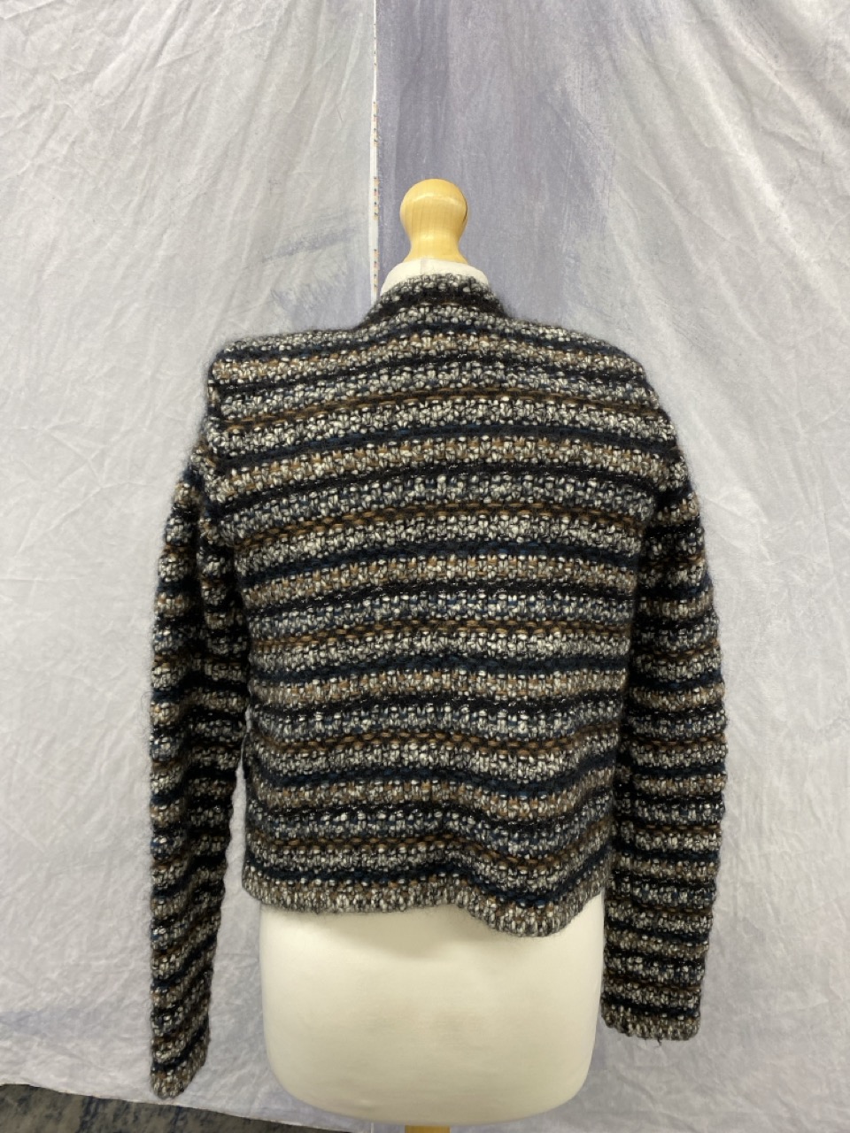 Lot 172  
            Edinburgh SR20 - Delivery Only 

                
ISABEL MARANT STRIPED PLUNGE NECKLINE SWEATER IN MULTICOLOR WOOL SIZE 36: LOCATIO...