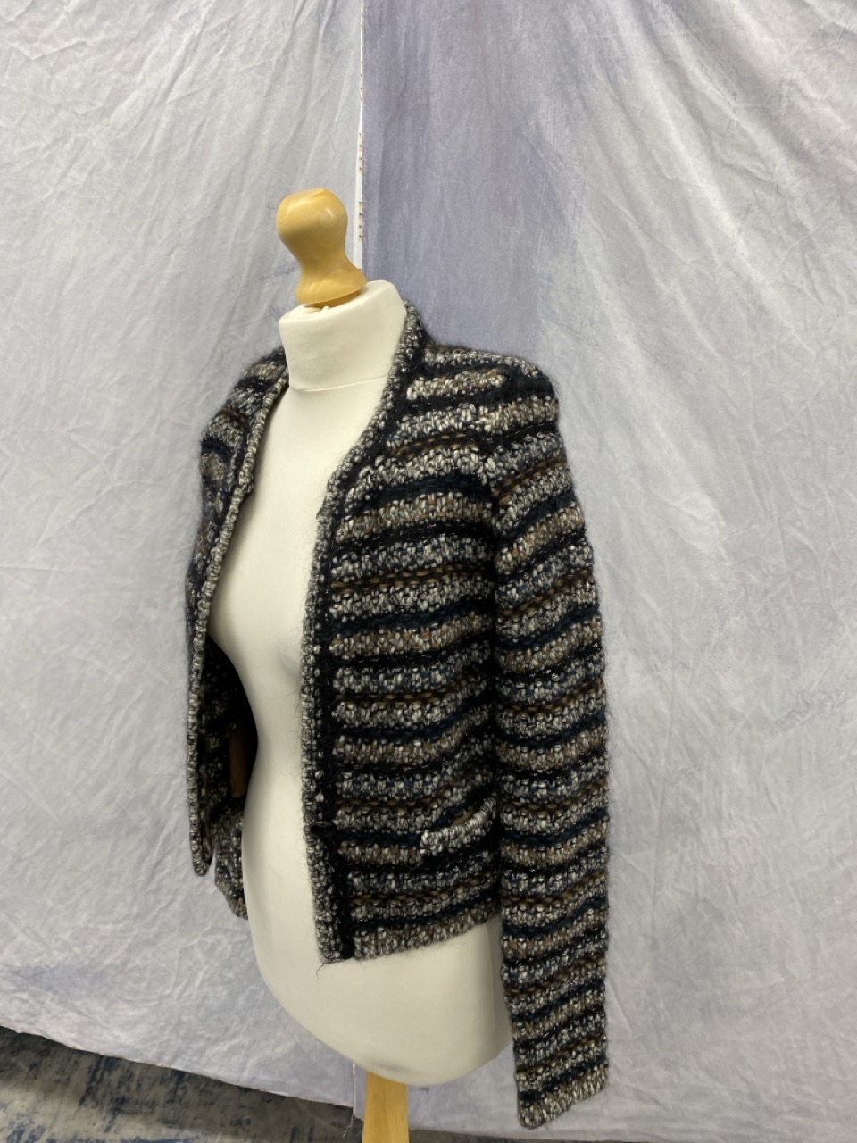 Lot 172  
            Edinburgh SR20 - Delivery Only 

                
ISABEL MARANT STRIPED PLUNGE NECKLINE SWEATER IN MULTICOLOR WOOL SIZE 36: LOCATIO...