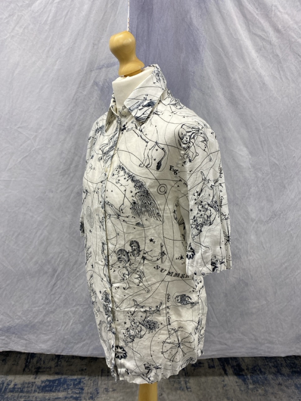 Lot 174  
            Edinburgh SR20 - Delivery Only 

                
ACNE STUDIOS ZODIAC PRINTED SHORT SLEEVE BUTTON FRONT SHIRT IN WHITE AND BLACK LI...