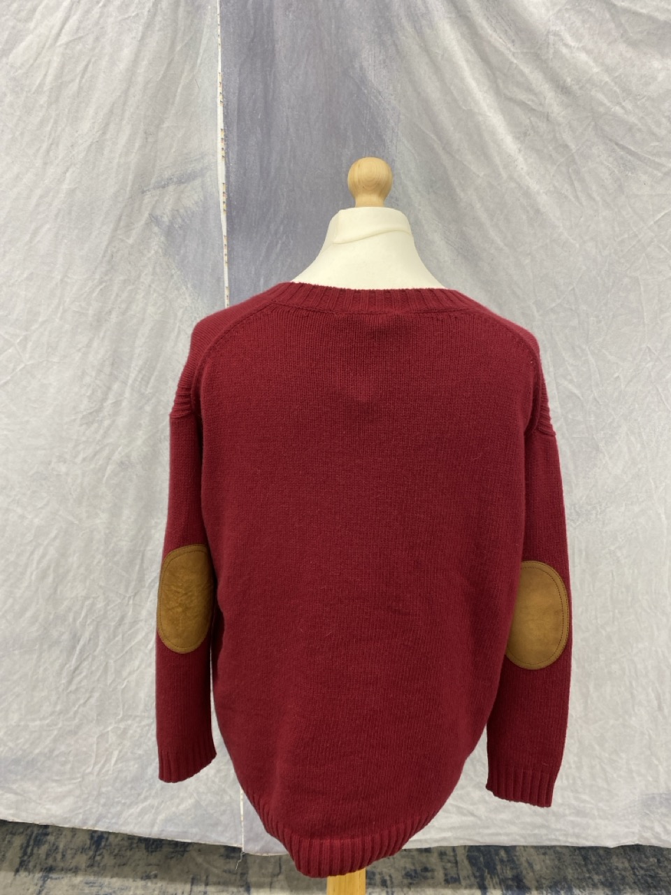 Lot 175  
            Edinburgh SR20 - Delivery Only 

                
PRADA ELBOW PATCH V-NECK SWEATER IN BURGUNDY WOOL SIZE 40: LOCATION - RAIL 2