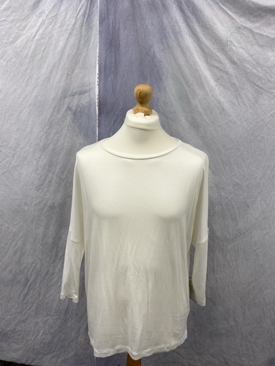 Lot 176  
            Edinburgh SR20 - Delivery Only 

                
MAX MARA DROP SHOULDER LONG SLEEVE TOP IN WHITE VISCOSE SIZE M: LOCATION - RAIL 2