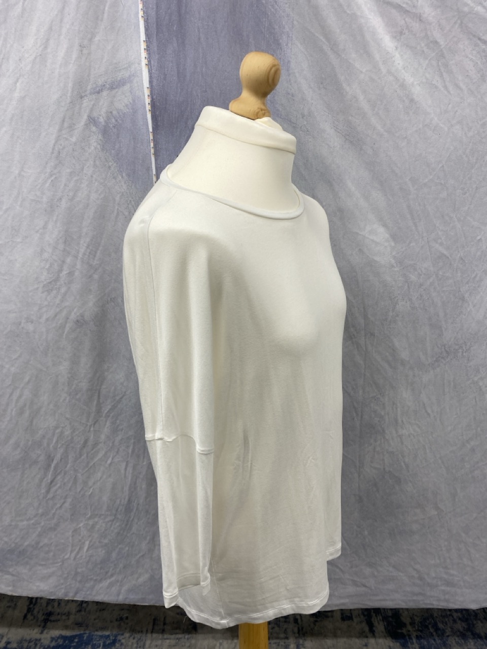 Lot 176  
            Edinburgh SR20 - Delivery Only 

                
MAX MARA DROP SHOULDER LONG SLEEVE TOP IN WHITE VISCOSE SIZE M: LOCATION - RAIL 2