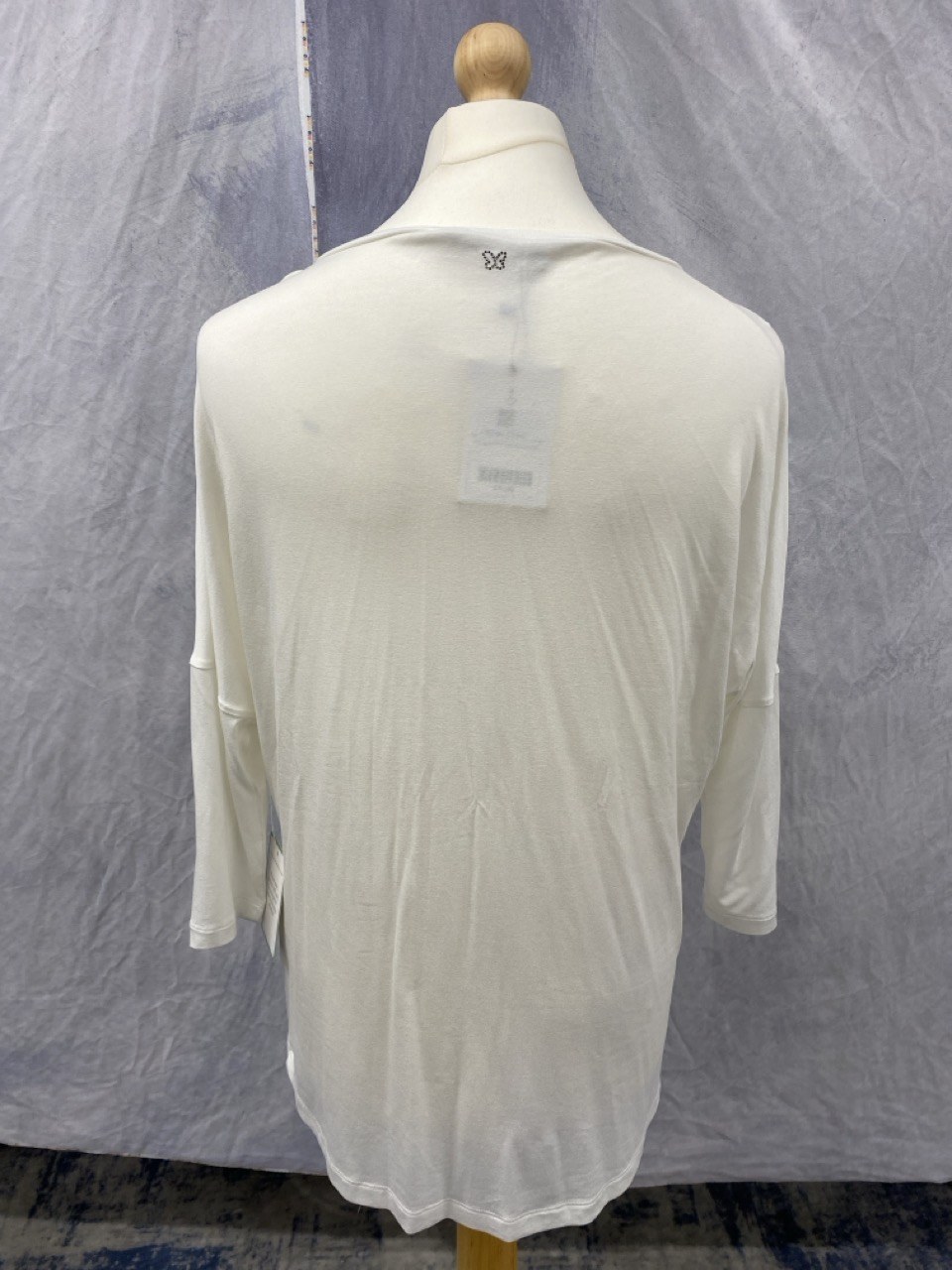 Lot 176  
            Edinburgh SR20 - Delivery Only 

                
MAX MARA DROP SHOULDER LONG SLEEVE TOP IN WHITE VISCOSE SIZE M: LOCATION - RAIL 2