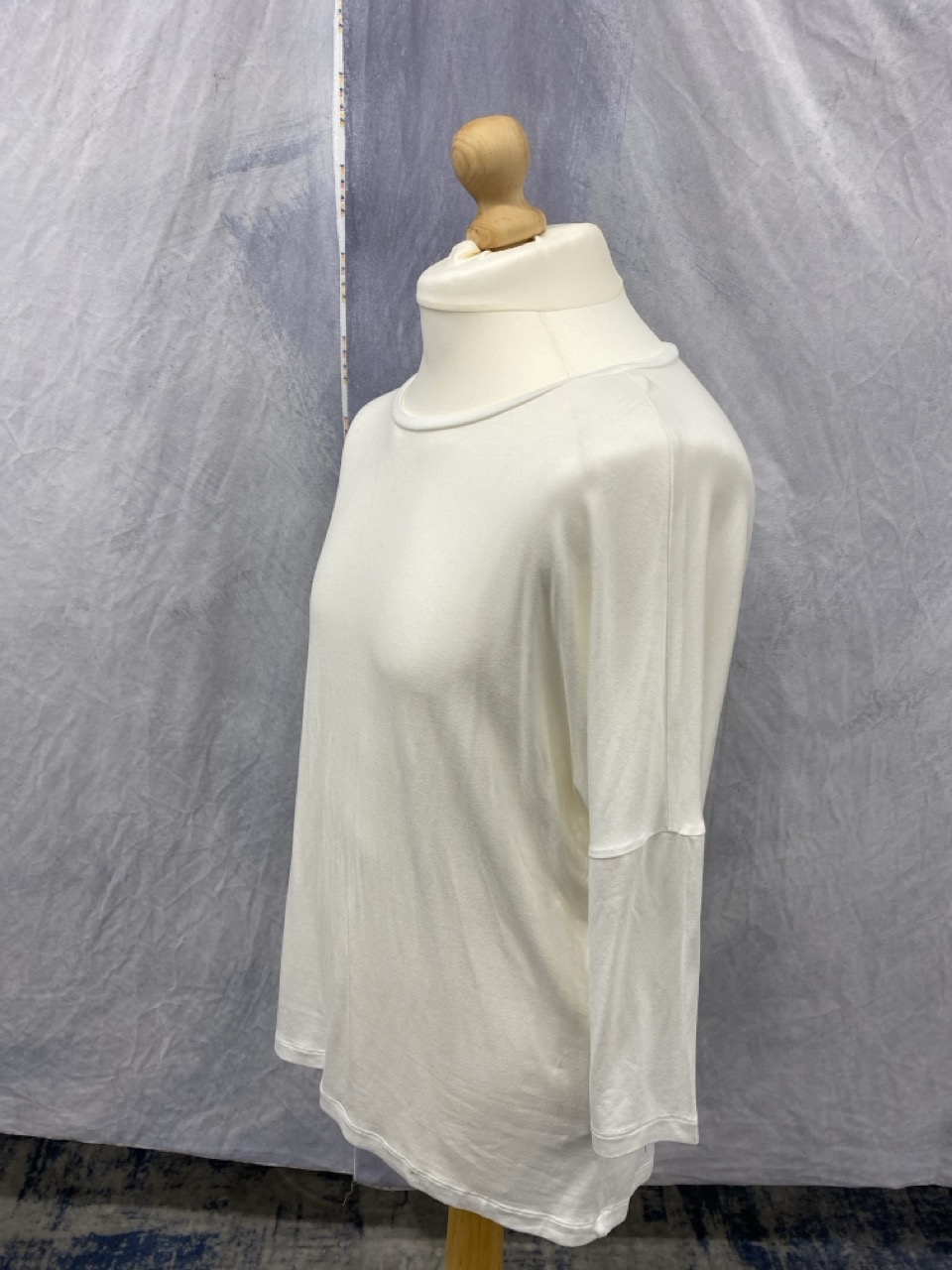 Lot 176  
            Edinburgh SR20 - Delivery Only 

                
MAX MARA DROP SHOULDER LONG SLEEVE TOP IN WHITE VISCOSE SIZE M: LOCATION - RAIL 2