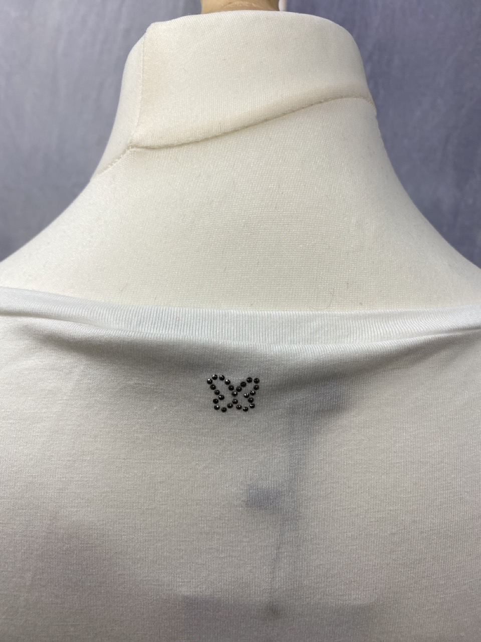 Lot 176  
            Edinburgh SR20 - Delivery Only 

                
MAX MARA DROP SHOULDER LONG SLEEVE TOP IN WHITE VISCOSE SIZE M: LOCATION - RAIL 2