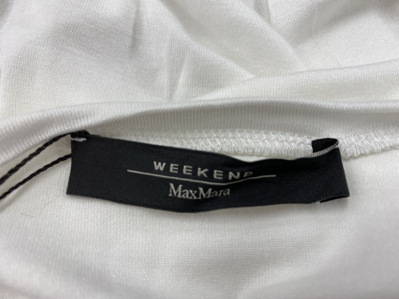 Lot 176  
            Edinburgh SR20 - Delivery Only 

                
MAX MARA DROP SHOULDER LONG SLEEVE TOP IN WHITE VISCOSE SIZE M: LOCATION - RAIL 2