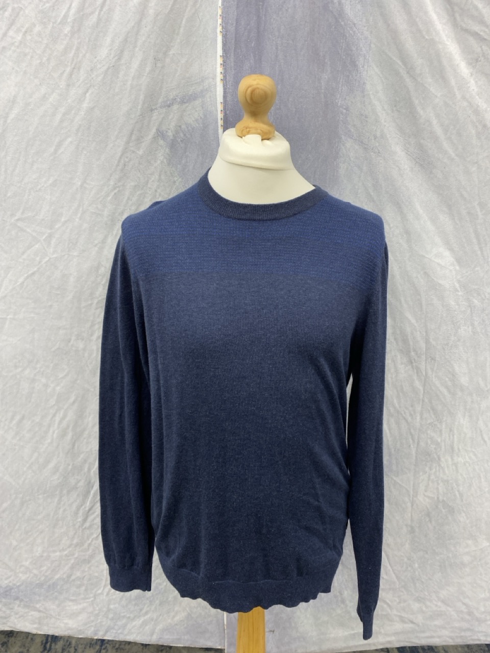 Lot 177  
            Edinburgh SR20 - Delivery Only 

                
BOSS REGULAR FIT SWEATER IN BLUE COTTON SIZE L: LOCATION - RAIL 2