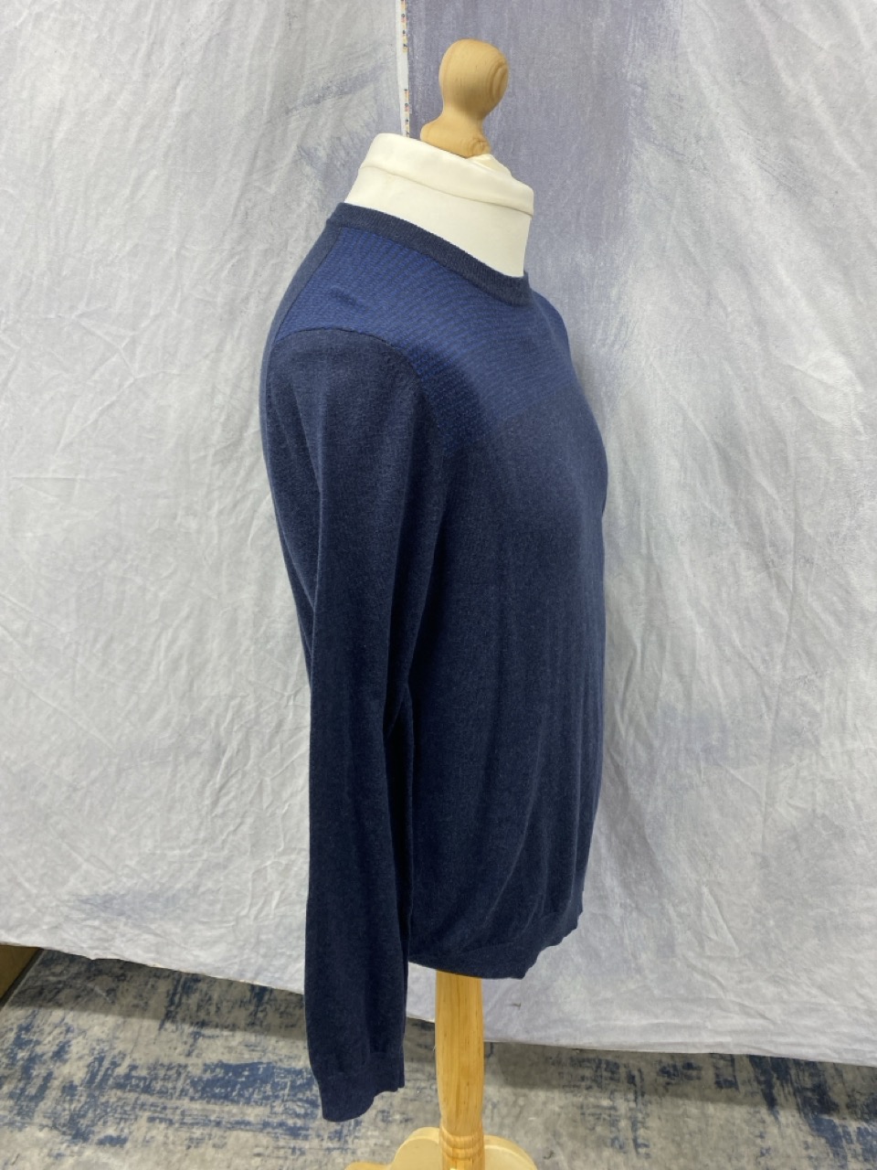 Lot 177  
            Edinburgh SR20 - Delivery Only 

                
BOSS REGULAR FIT SWEATER IN BLUE COTTON SIZE L: LOCATION - RAIL 2