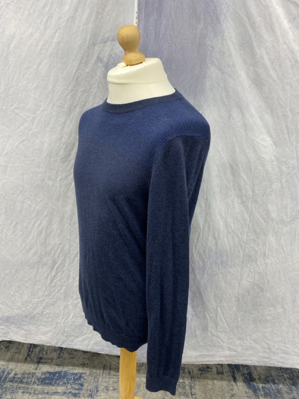 Lot 177  
            Edinburgh SR20 - Delivery Only 

                
BOSS REGULAR FIT SWEATER IN BLUE COTTON SIZE L: LOCATION - RAIL 2