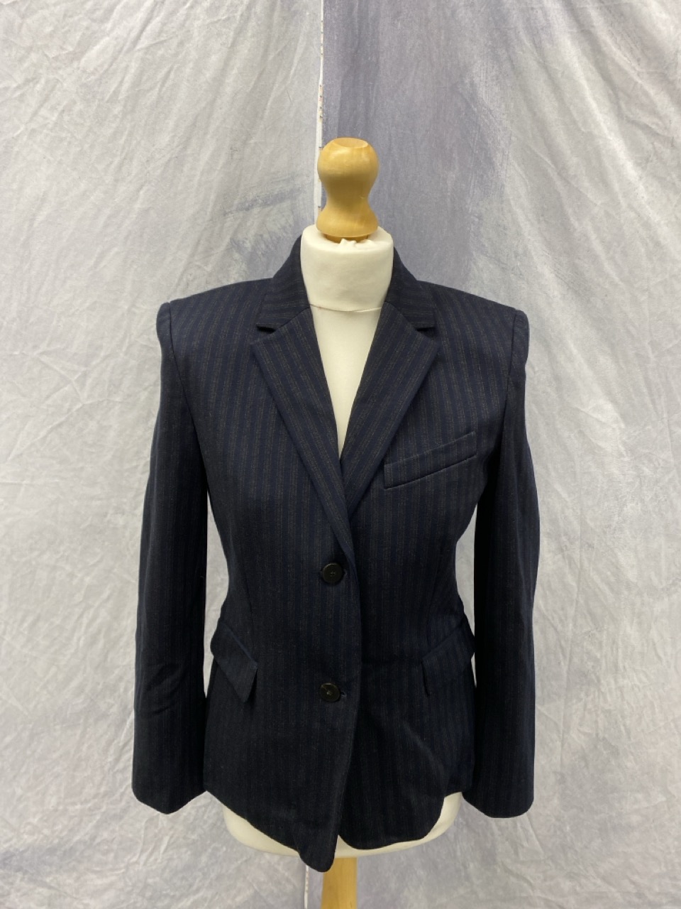 Lot 178  
            Edinburgh SR20 - Delivery Only 

                
THEORY STRIPE BLAZER IN NAVY BLUE VISCOSE SIZE 6: LOCATION - RAIL 2