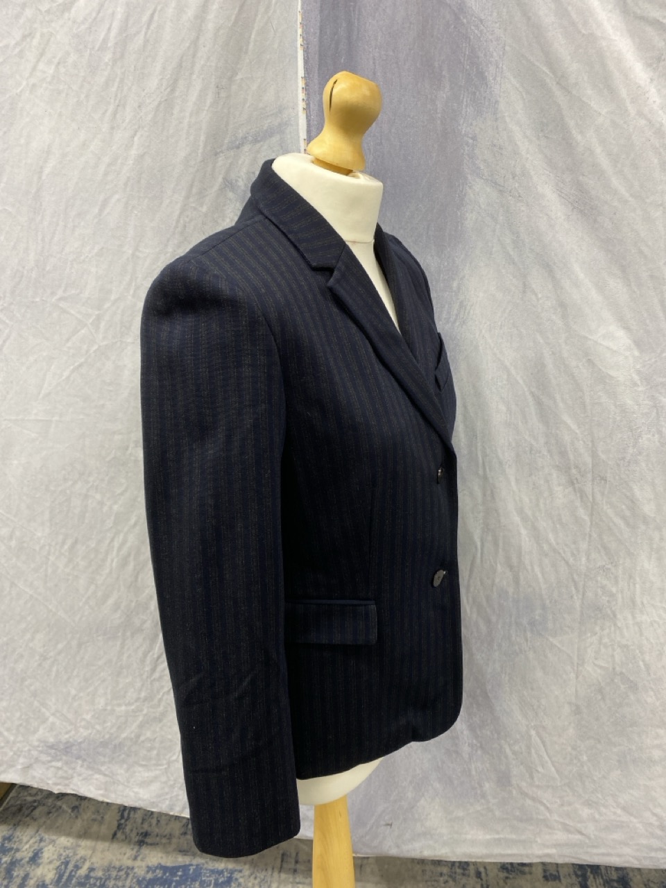 Lot 178  
            Edinburgh SR20 - Delivery Only 

                
THEORY STRIPE BLAZER IN NAVY BLUE VISCOSE SIZE 6: LOCATION - RAIL 2