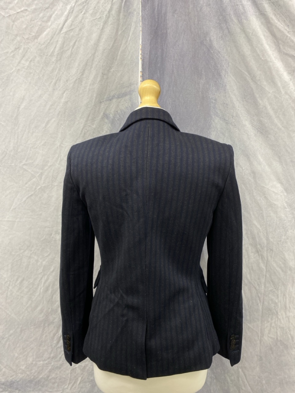 Lot 178  
            Edinburgh SR20 - Delivery Only 

                
THEORY STRIPE BLAZER IN NAVY BLUE VISCOSE SIZE 6: LOCATION - RAIL 2
