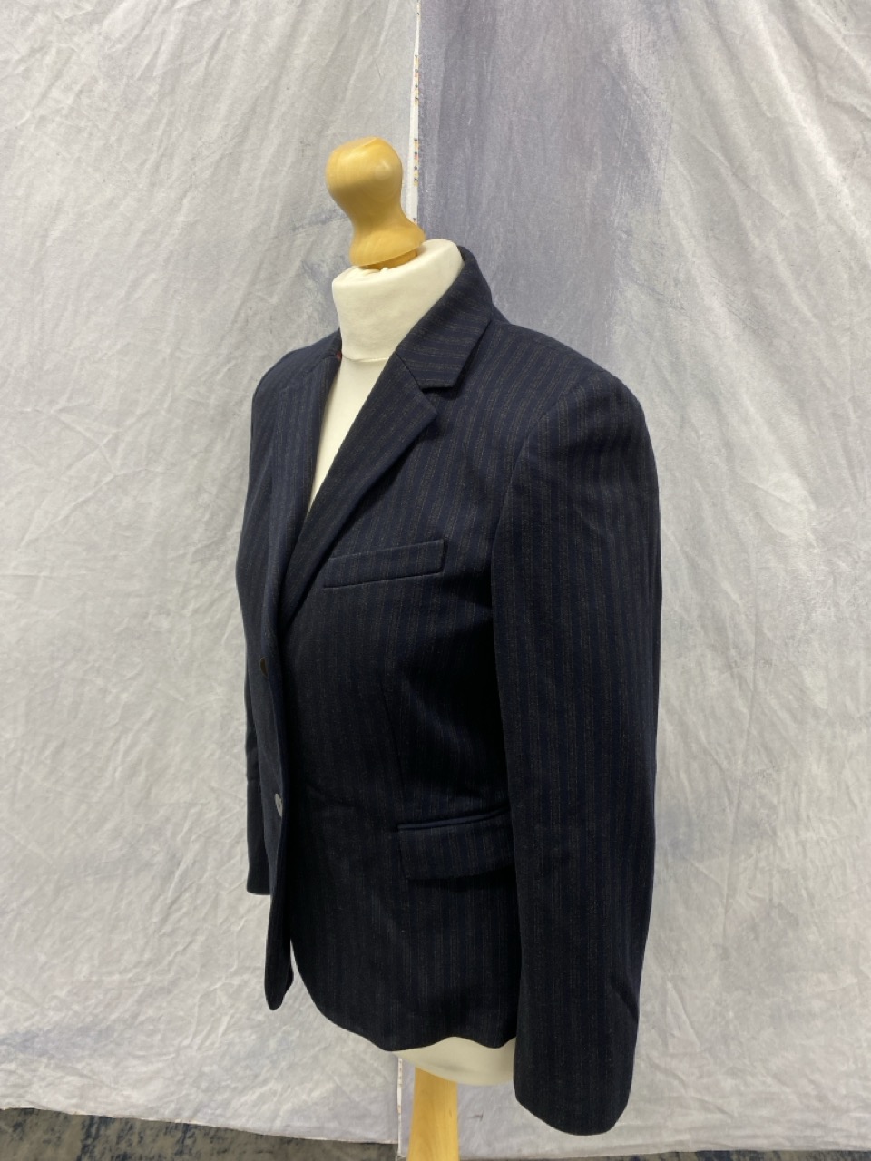 Lot 178  
            Edinburgh SR20 - Delivery Only 

                
THEORY STRIPE BLAZER IN NAVY BLUE VISCOSE SIZE 6: LOCATION - RAIL 2