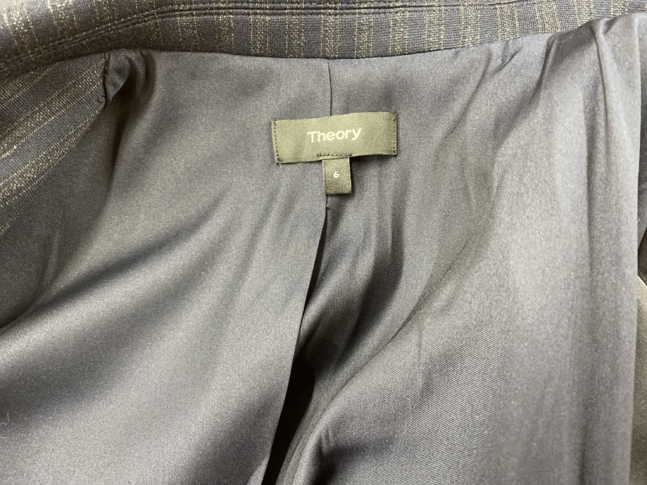 Lot 178  
            Edinburgh SR20 - Delivery Only 

                
THEORY STRIPE BLAZER IN NAVY BLUE VISCOSE SIZE 6: LOCATION - RAIL 2