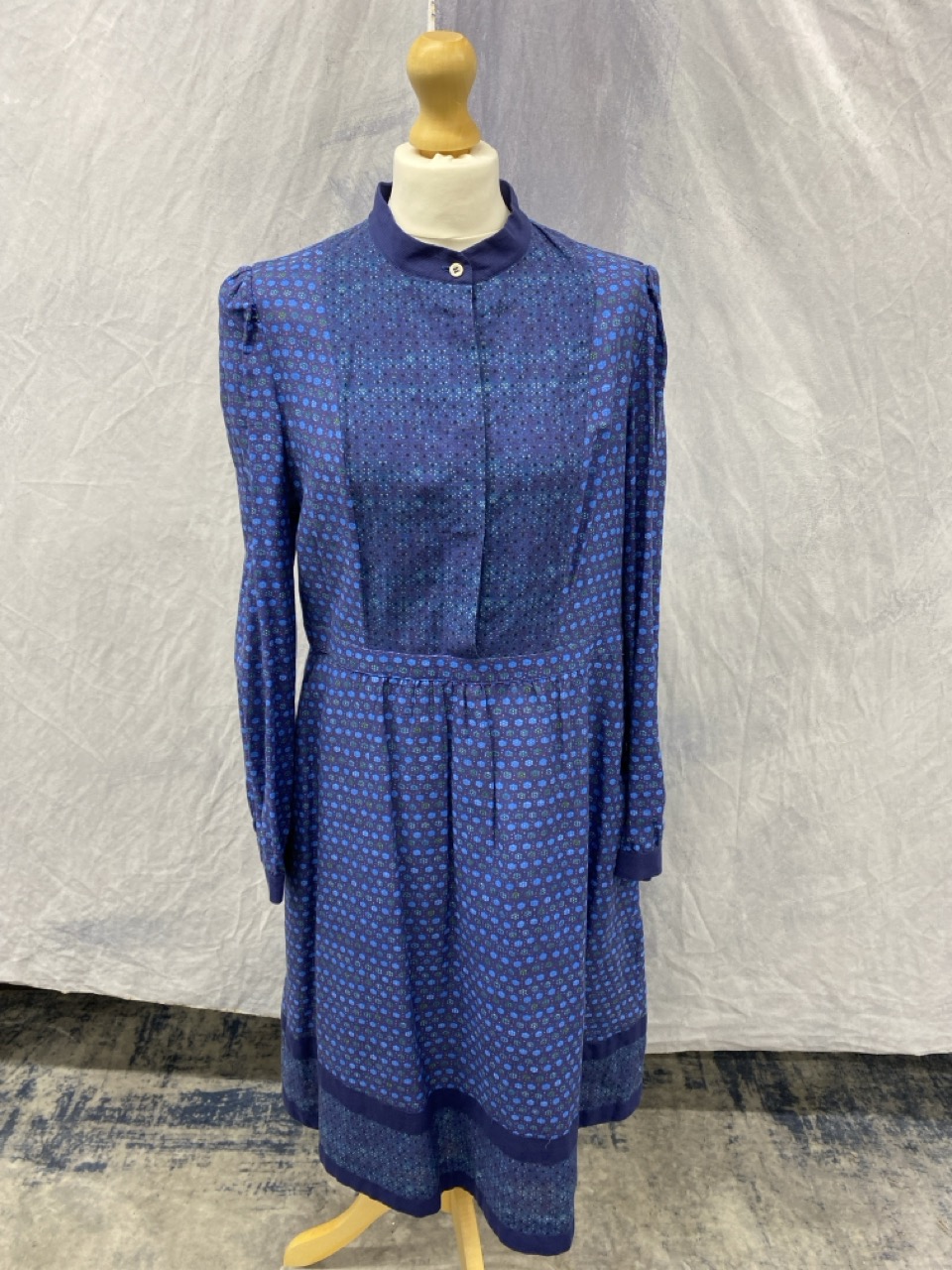 Lot 179  
            Edinburgh SR20 - Delivery Only 

                
A.P.C. ROMY PRINTED DRESS IN BLUE COTTON SIZE 42: LOCATION - RAIL 2