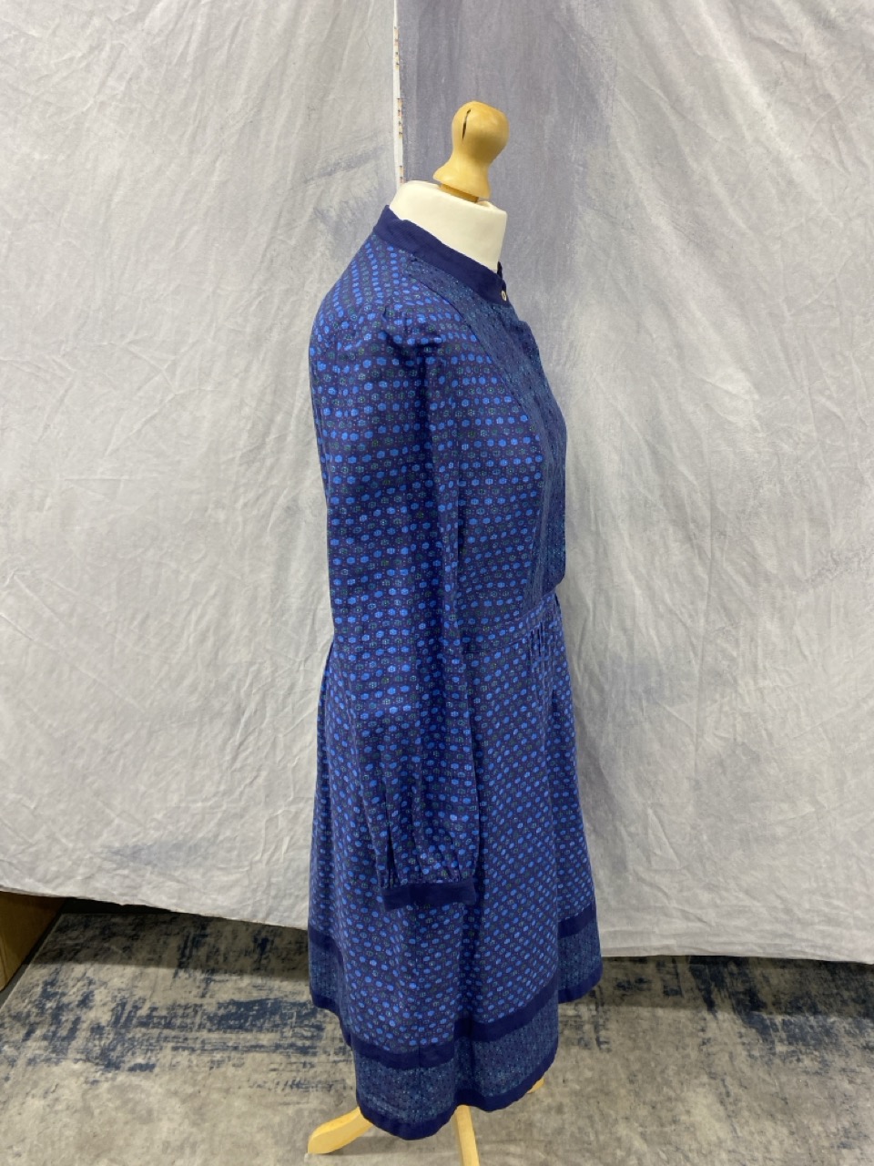 Lot 179  
            Edinburgh SR20 - Delivery Only 

                
A.P.C. ROMY PRINTED DRESS IN BLUE COTTON SIZE 42: LOCATION - RAIL 2