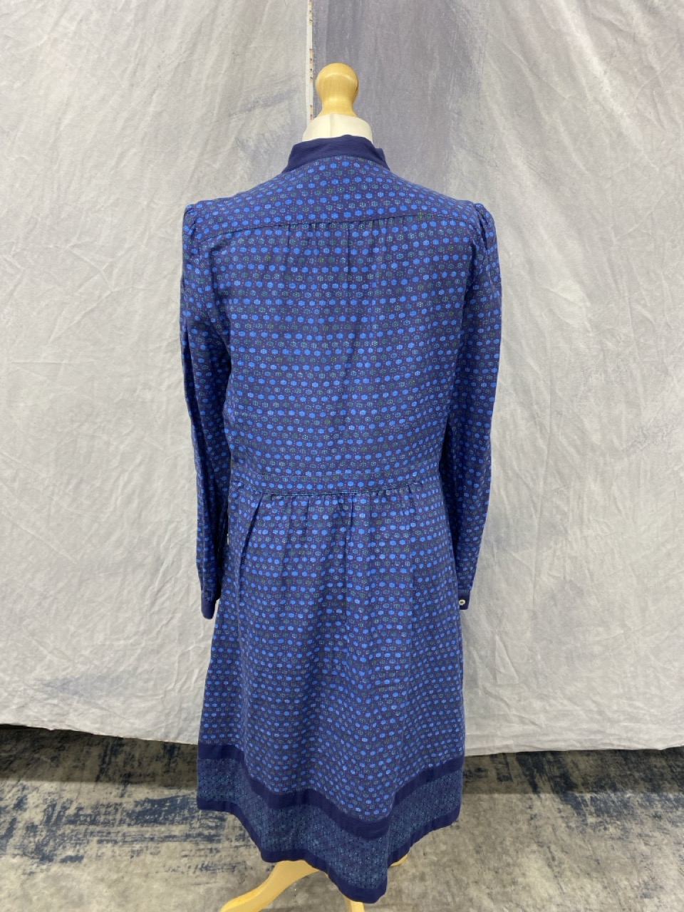 Lot 179  
            Edinburgh SR20 - Delivery Only 

                
A.P.C. ROMY PRINTED DRESS IN BLUE COTTON SIZE 42: LOCATION - RAIL 2