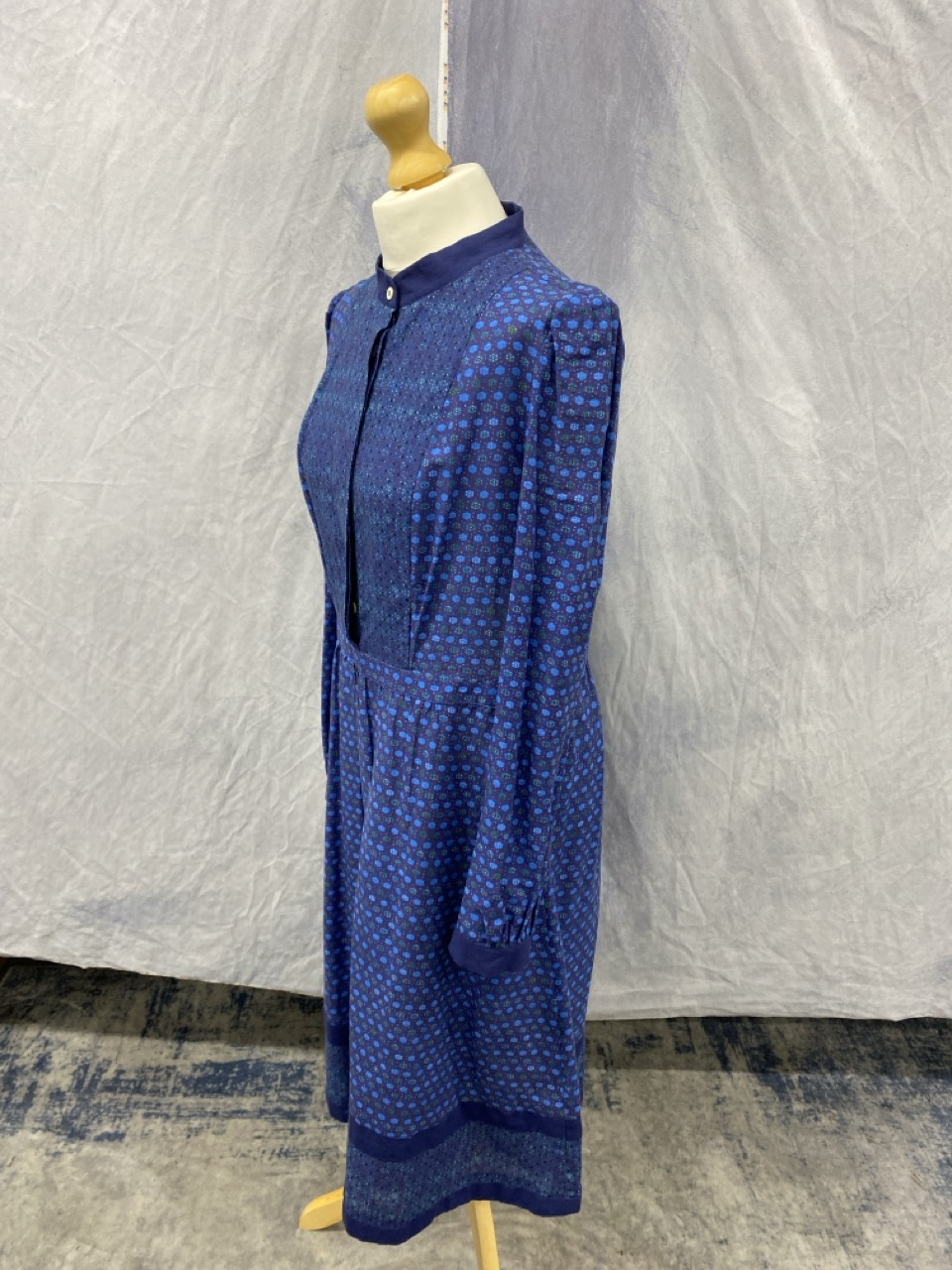 Lot 179  
            Edinburgh SR20 - Delivery Only 

                
A.P.C. ROMY PRINTED DRESS IN BLUE COTTON SIZE 42: LOCATION - RAIL 2