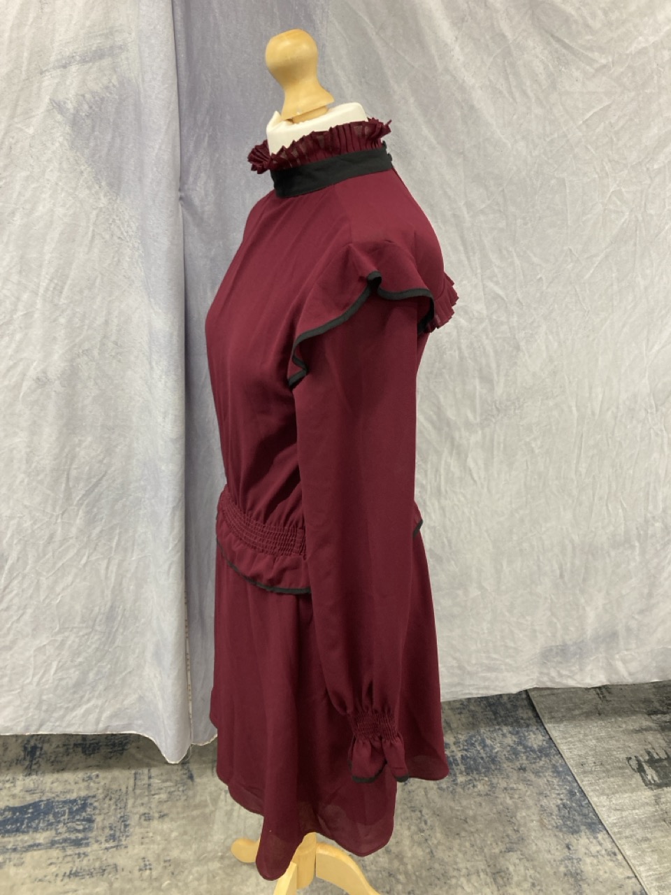Lot 17  
            Edinburgh SR20 - Delivery Only 

                
PINKO PLEATED HIGH COLLAR DRESS IN BURGUNDY POLYESTER NO SIZE: LOCATION - RAIL 3