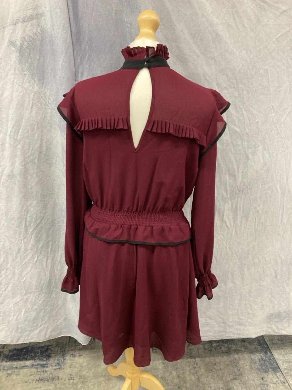 Lot 17  
            Edinburgh SR20 - Delivery Only 

                
PINKO PLEATED HIGH COLLAR DRESS IN BURGUNDY POLYESTER NO SIZE: LOCATION - RAIL 3