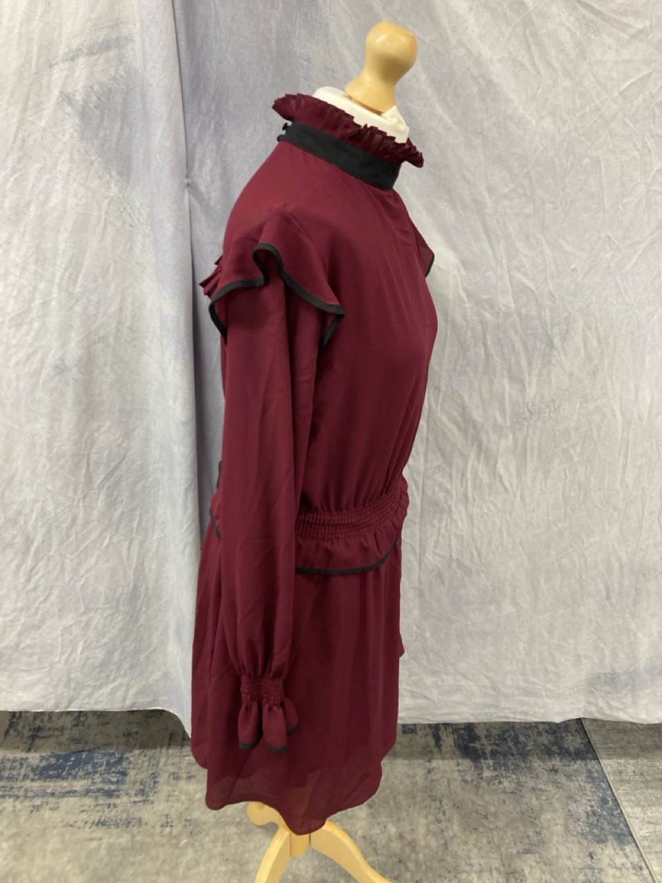 Lot 17  
            Edinburgh SR20 - Delivery Only 

                
PINKO PLEATED HIGH COLLAR DRESS IN BURGUNDY POLYESTER NO SIZE: LOCATION - RAIL 3