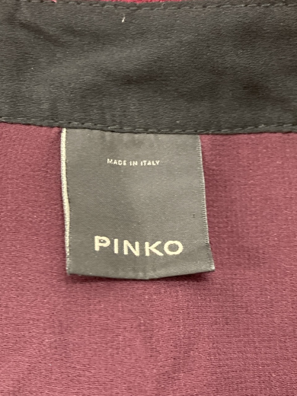 Lot 17  
            Edinburgh SR20 - Delivery Only 

                
PINKO PLEATED HIGH COLLAR DRESS IN BURGUNDY POLYESTER NO SIZE: LOCATION - RAIL 3