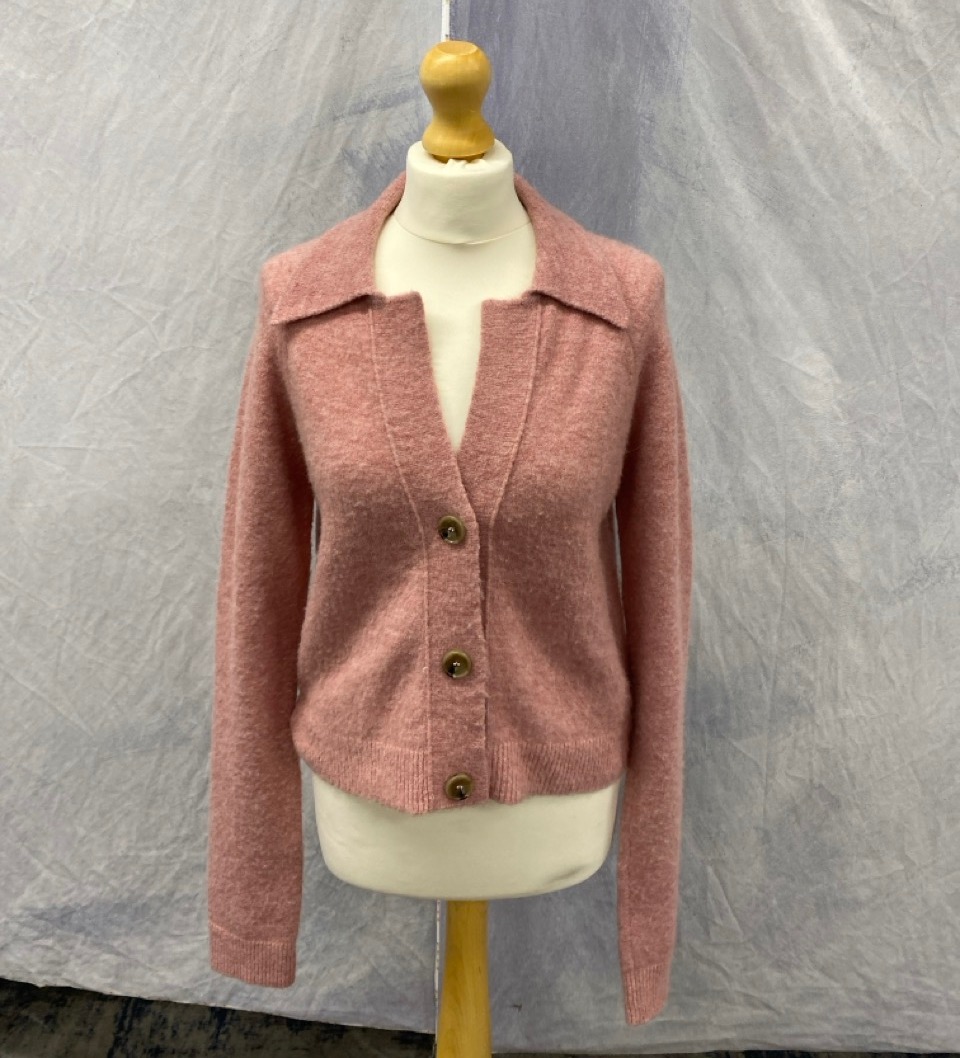Lot 180  
            Edinburgh SR20 - Delivery Only 

                
NANUSHKA CROPPED CARDIGAN IN PINK ACRYLIC SIZE XS: LOCATION - RAIL 2