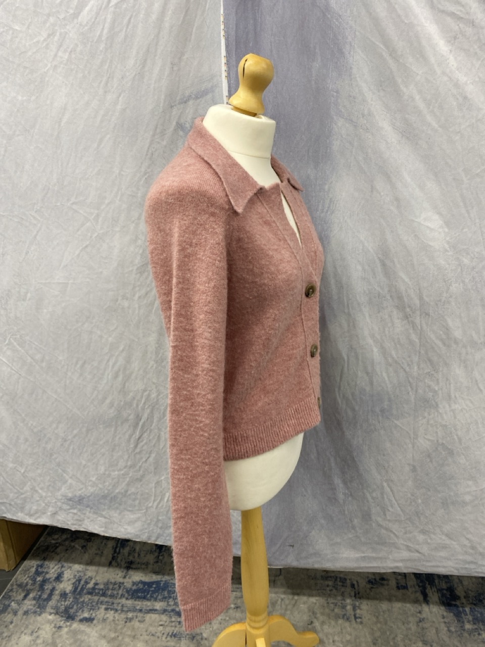 Lot 180  
            Edinburgh SR20 - Delivery Only 

                
NANUSHKA CROPPED CARDIGAN IN PINK ACRYLIC SIZE XS: LOCATION - RAIL 2