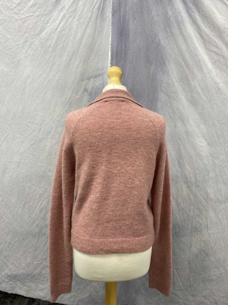 Lot 180  
            Edinburgh SR20 - Delivery Only 

                
NANUSHKA CROPPED CARDIGAN IN PINK ACRYLIC SIZE XS: LOCATION - RAIL 2