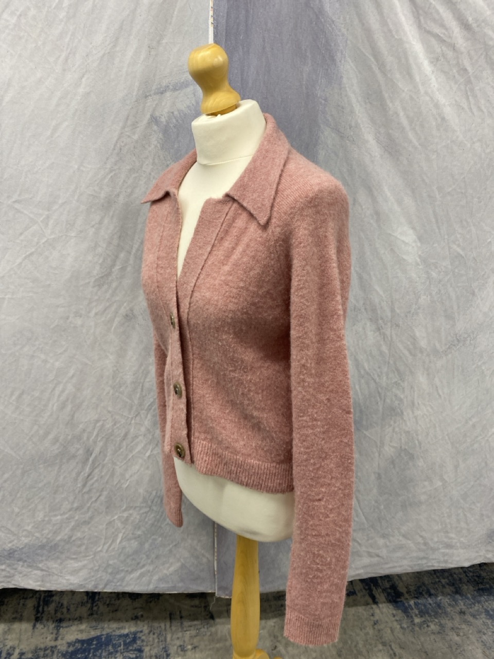 Lot 180  
            Edinburgh SR20 - Delivery Only 

                
NANUSHKA CROPPED CARDIGAN IN PINK ACRYLIC SIZE XS: LOCATION - RAIL 2