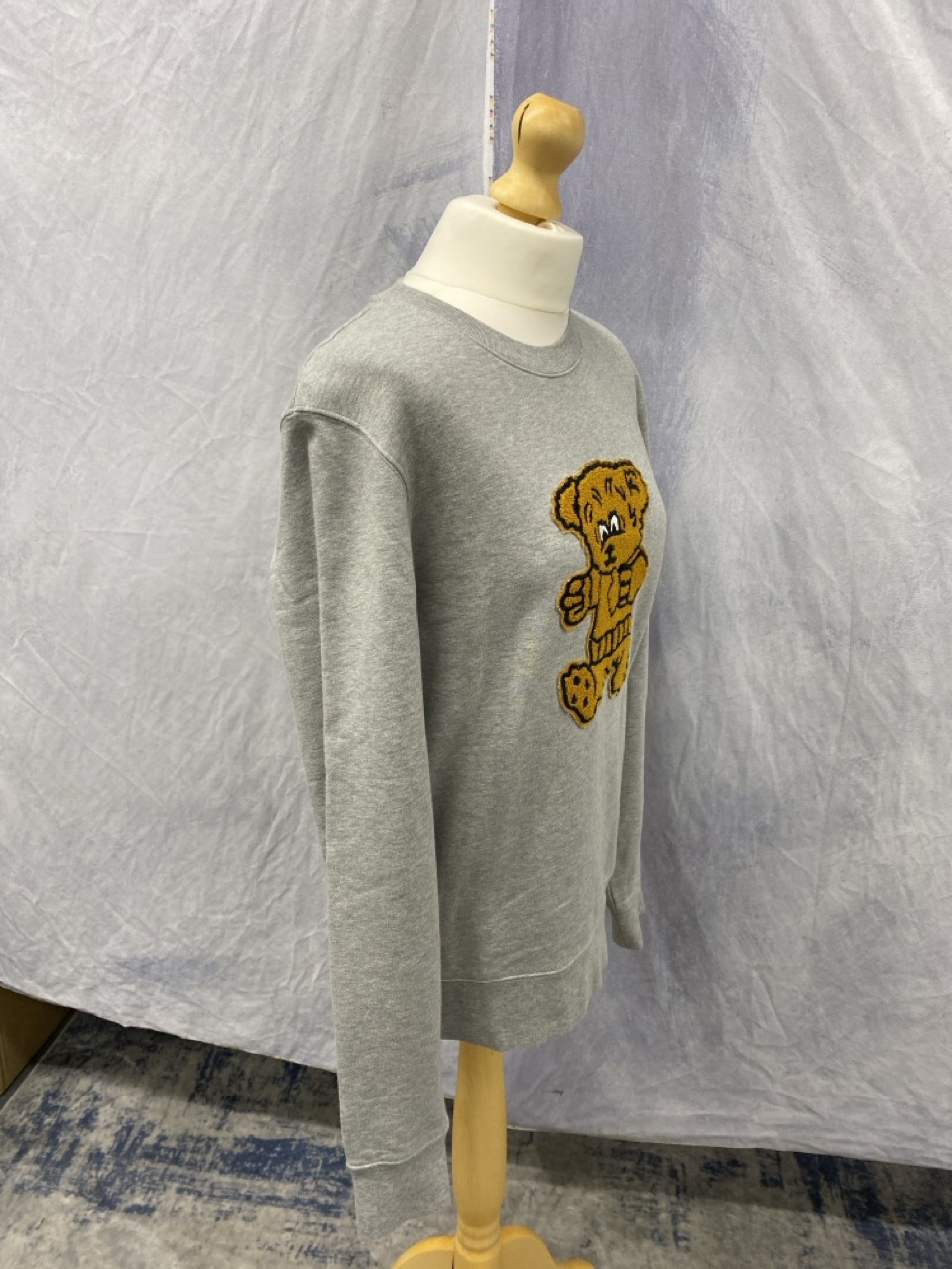 Lot 181  
            Edinburgh SR20 - Delivery Only 

                
SANDRO SWEATSHIRT WITH BEAR PATCH IN GREY COTTON NO SIZE: LOCATION - RAIL 2