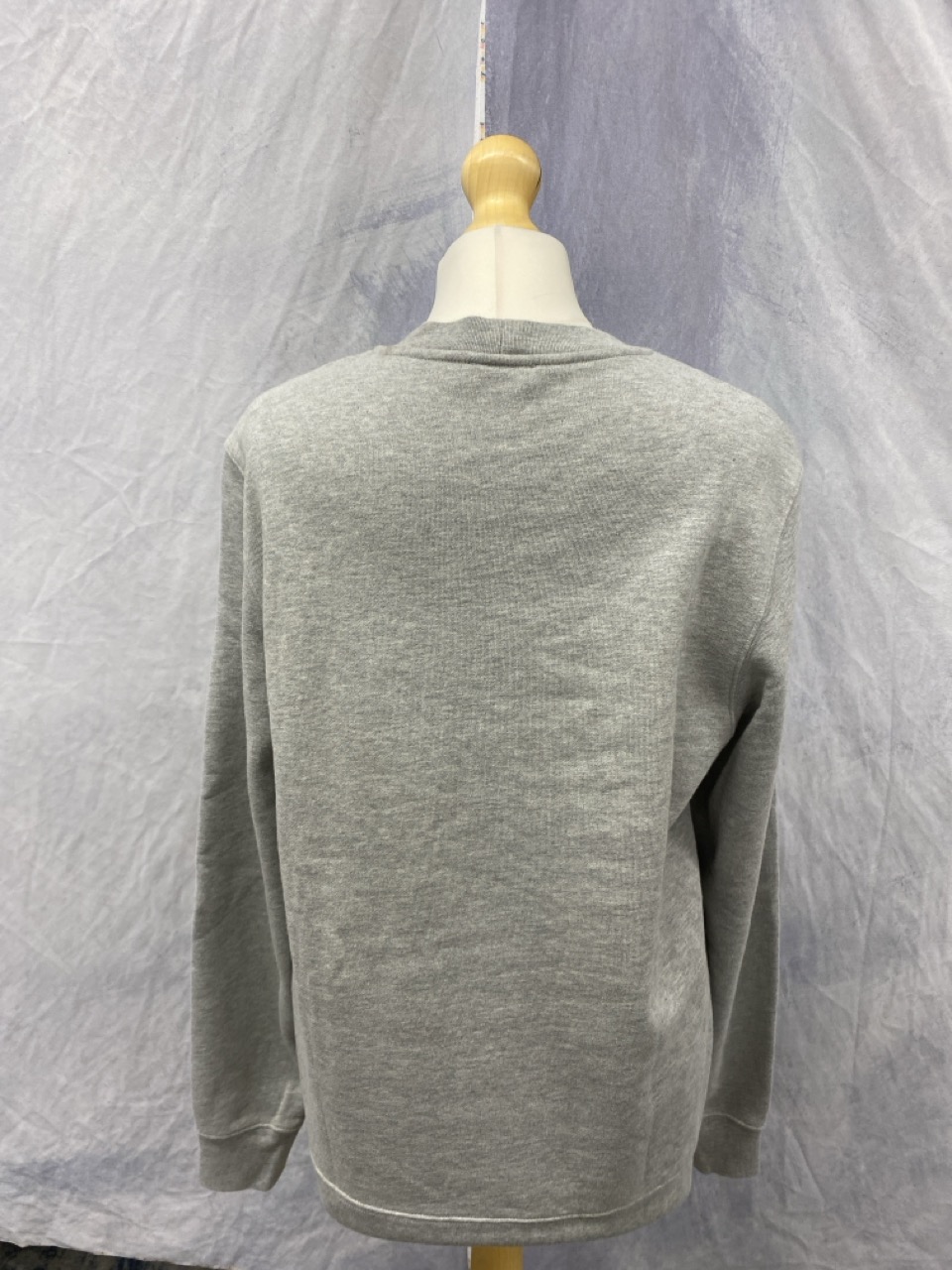 Lot 181  
            Edinburgh SR20 - Delivery Only 

                
SANDRO SWEATSHIRT WITH BEAR PATCH IN GREY COTTON NO SIZE: LOCATION - RAIL 2