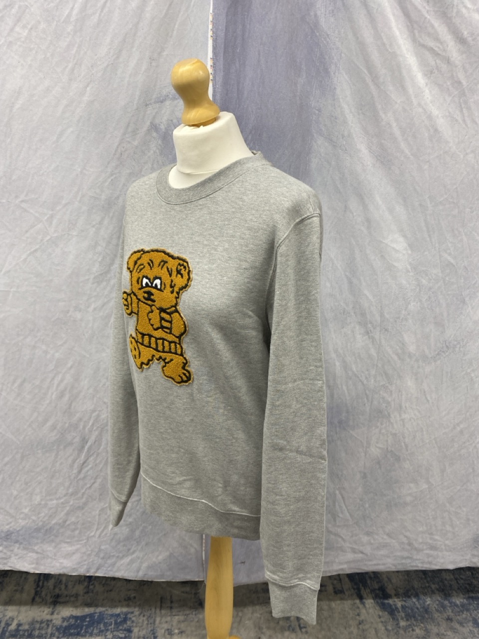 Lot 181  
            Edinburgh SR20 - Delivery Only 

                
SANDRO SWEATSHIRT WITH BEAR PATCH IN GREY COTTON NO SIZE: LOCATION - RAIL 2