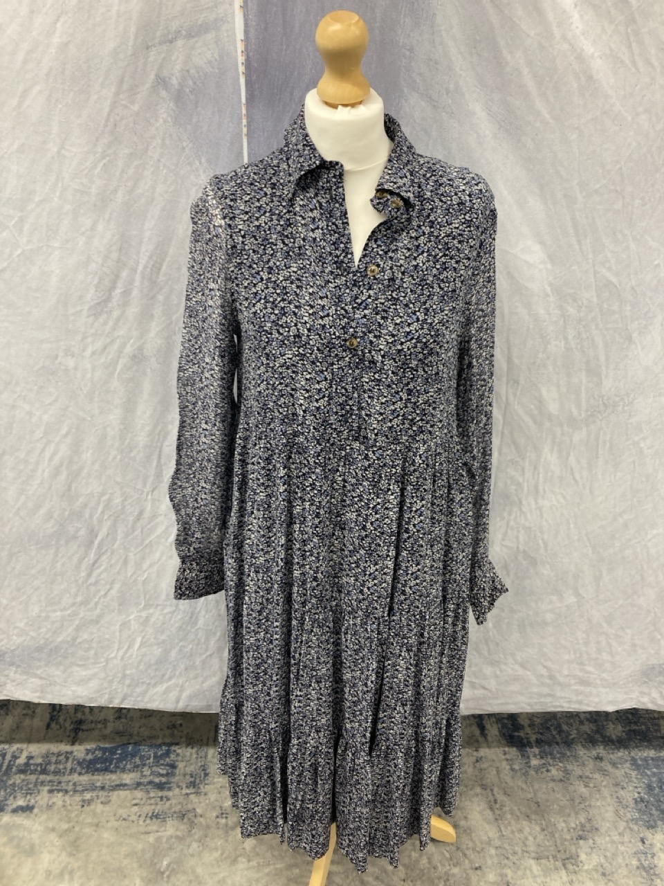 Lot 182  
            Edinburgh SR20 - Delivery Only 

                
GANNI TIERED LONG SLEEVE MIDI DRESS IN NAVY BLUE SILK SIZE 36: LOCATION - RAIL 2