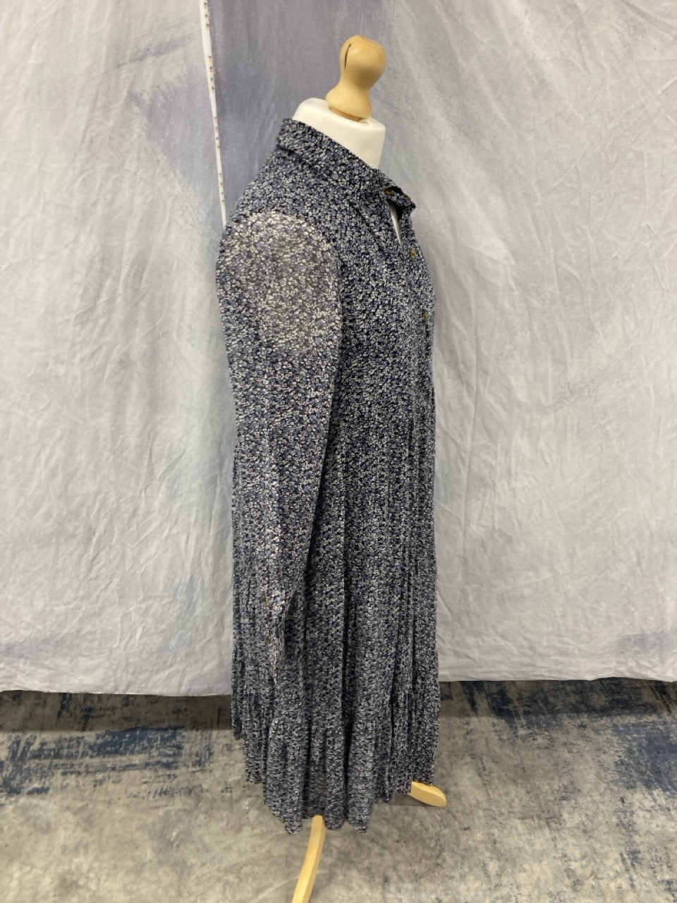 Lot 182  
            Edinburgh SR20 - Delivery Only 

                
GANNI TIERED LONG SLEEVE MIDI DRESS IN NAVY BLUE SILK SIZE 36: LOCATION - RAIL 2