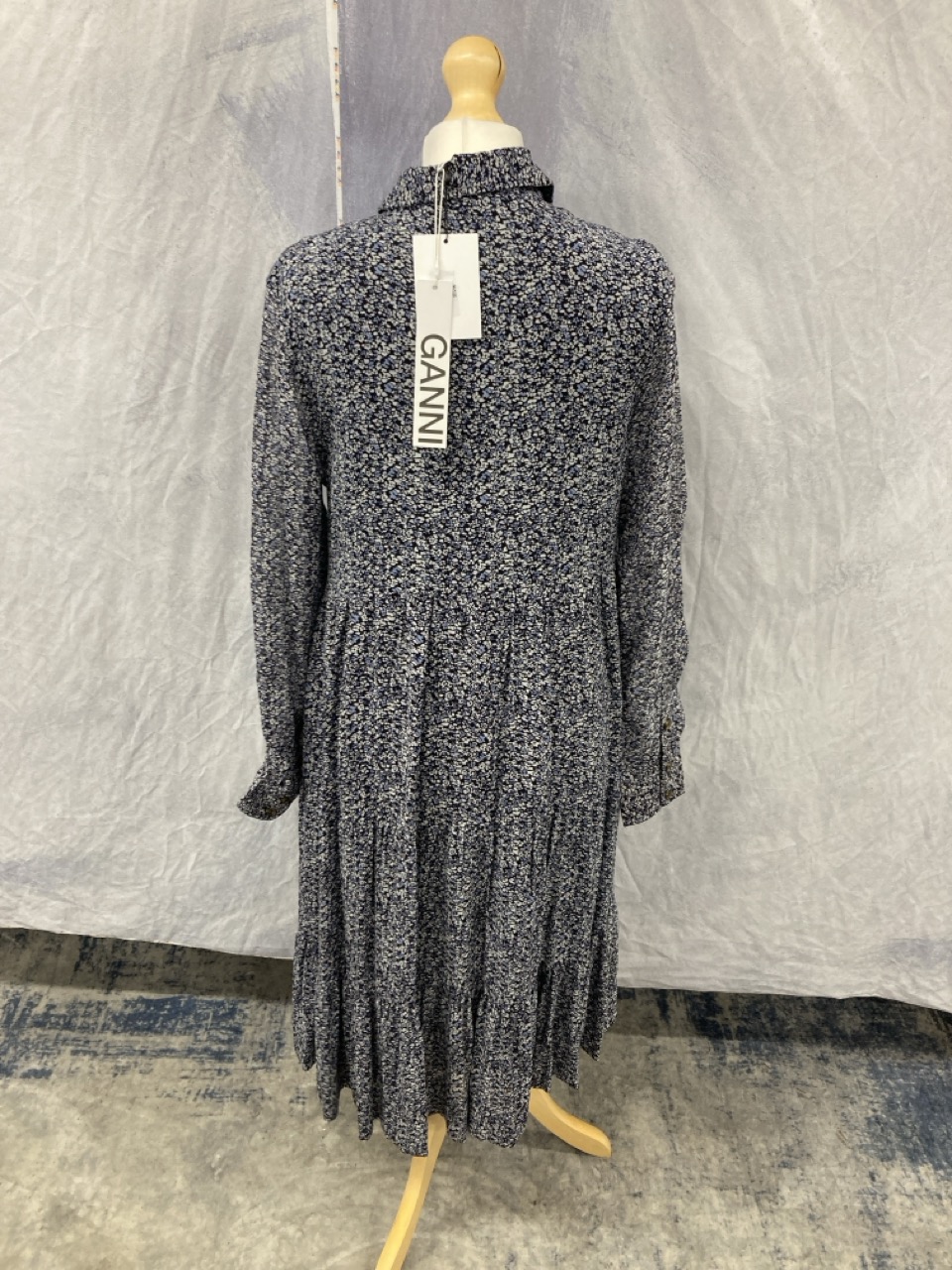 Lot 182  
            Edinburgh SR20 - Delivery Only 

                
GANNI TIERED LONG SLEEVE MIDI DRESS IN NAVY BLUE SILK SIZE 36: LOCATION - RAIL 2