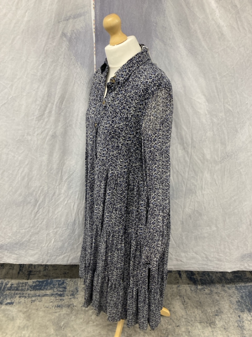Lot 182  
            Edinburgh SR20 - Delivery Only 

                
GANNI TIERED LONG SLEEVE MIDI DRESS IN NAVY BLUE SILK SIZE 36: LOCATION - RAIL 2
