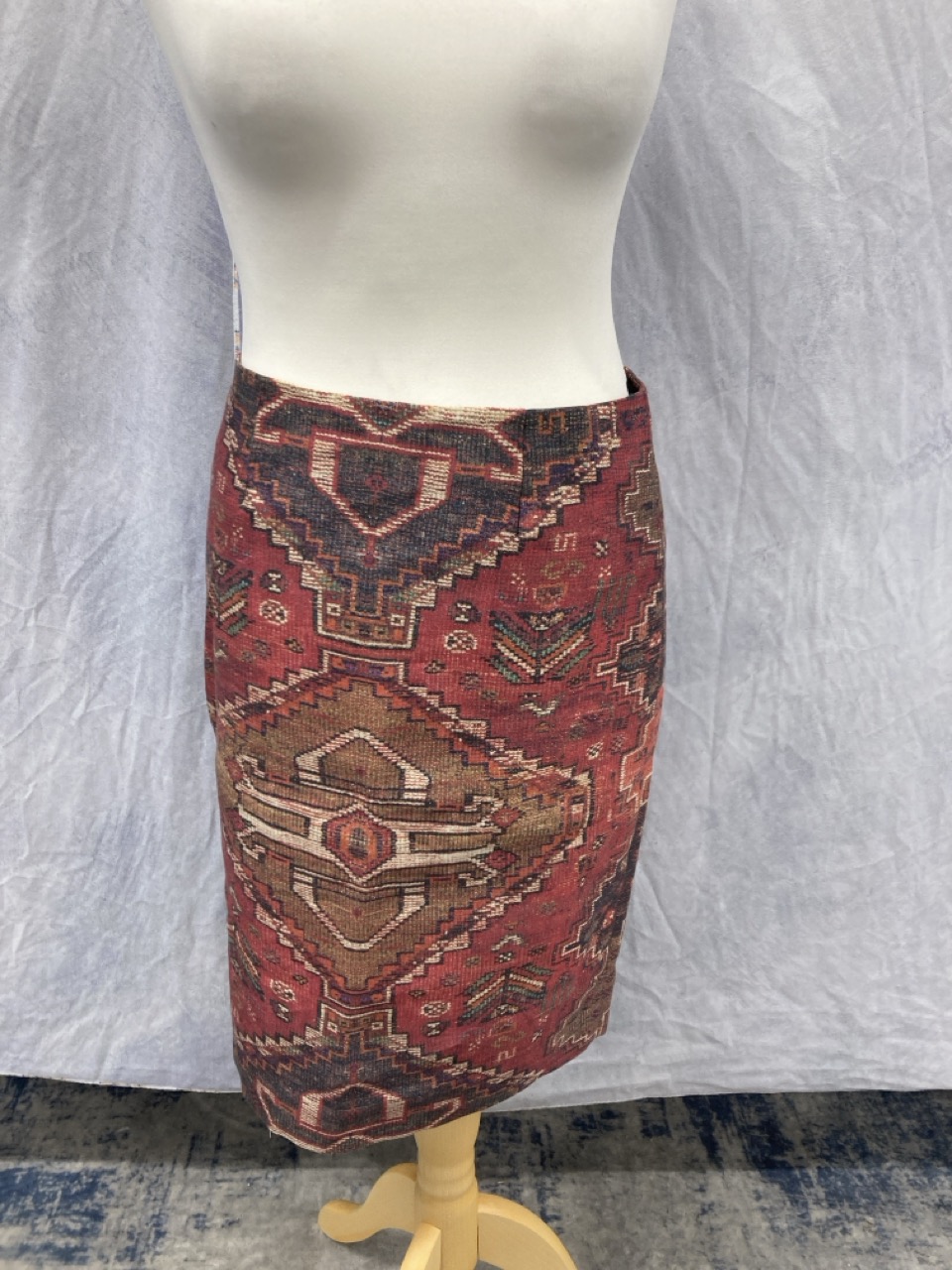 Lot 184  
            Edinburgh SR20 - Delivery Only 

                
TORY BURCH KERA AZTEC PRINT MIDI PENCIL SKIRT IN BURGUNDY WOOL SIZE 2: LOCATION -...
