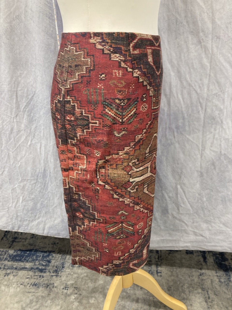 Lot 184  
            Edinburgh SR20 - Delivery Only 

                
TORY BURCH KERA AZTEC PRINT MIDI PENCIL SKIRT IN BURGUNDY WOOL SIZE 2: LOCATION -...