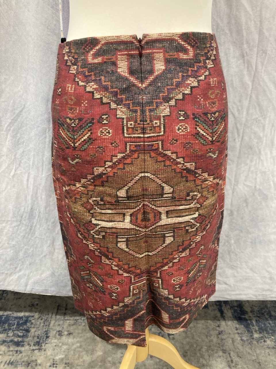 Lot 184  
            Edinburgh SR20 - Delivery Only 

                
TORY BURCH KERA AZTEC PRINT MIDI PENCIL SKIRT IN BURGUNDY WOOL SIZE 2: LOCATION -...