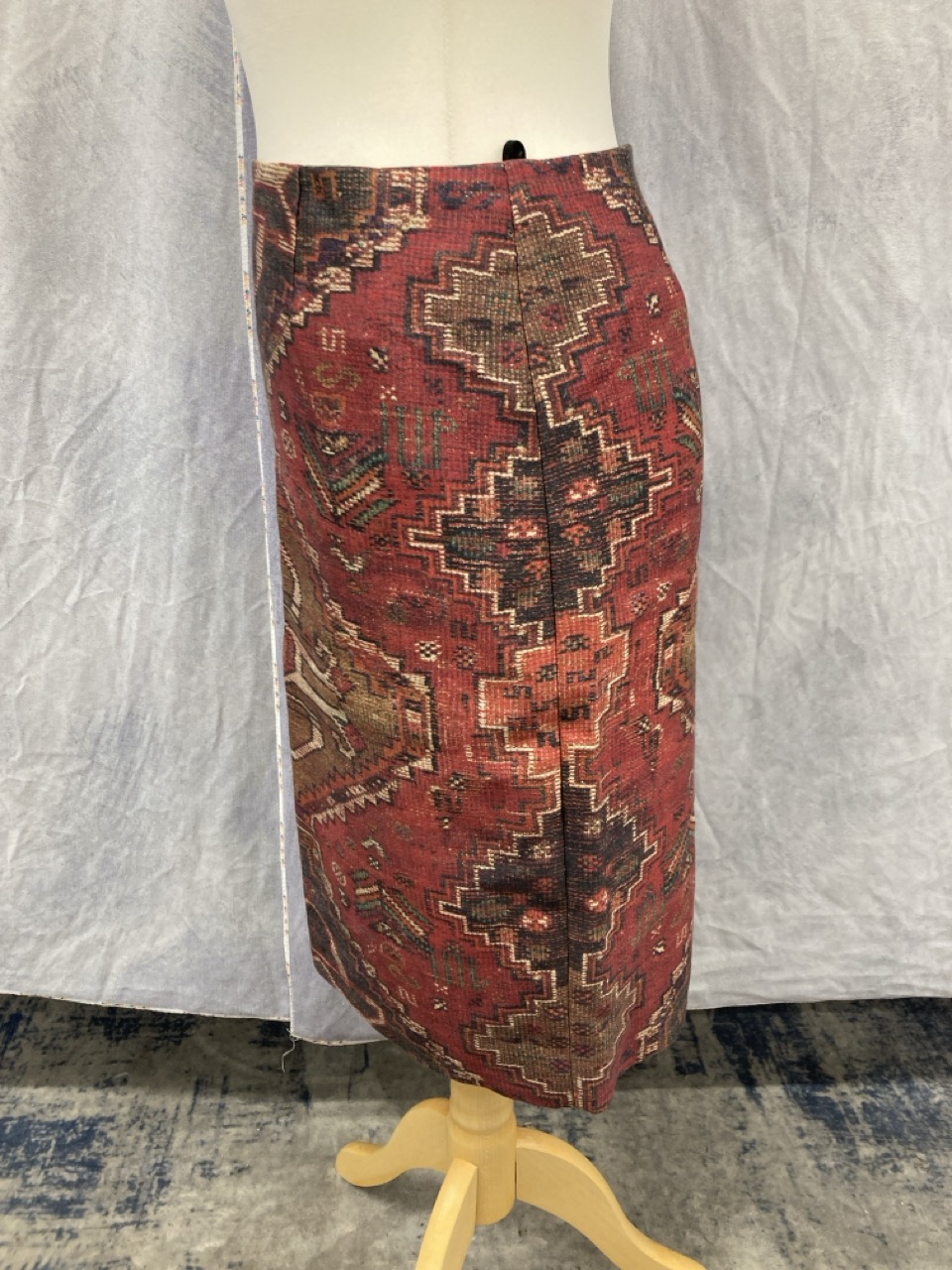 Lot 184  
            Edinburgh SR20 - Delivery Only 

                
TORY BURCH KERA AZTEC PRINT MIDI PENCIL SKIRT IN BURGUNDY WOOL SIZE 2: LOCATION -...