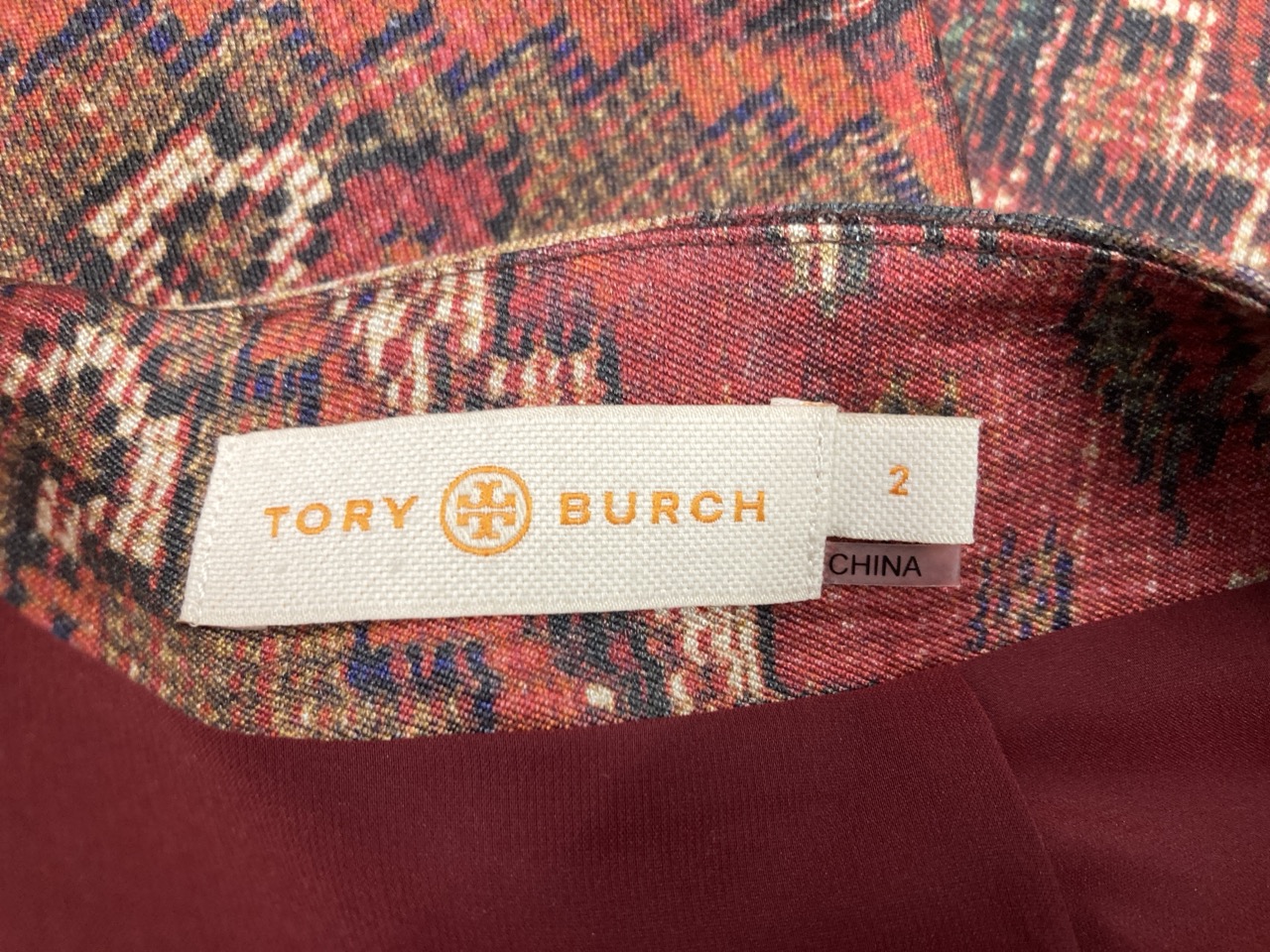 Lot 184  
            Edinburgh SR20 - Delivery Only 

                
TORY BURCH KERA AZTEC PRINT MIDI PENCIL SKIRT IN BURGUNDY WOOL SIZE 2: LOCATION -...