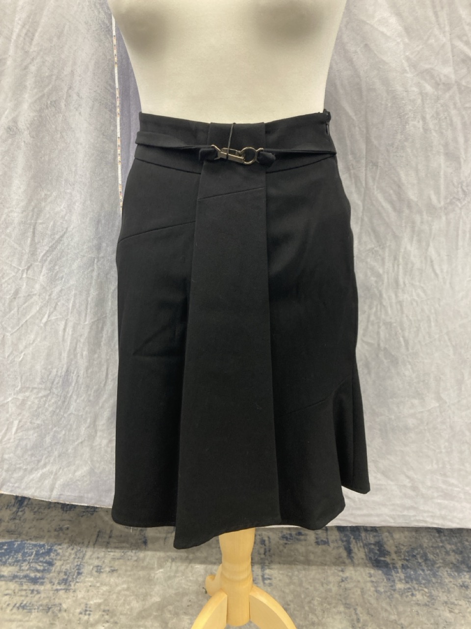 Lot 185  
            Edinburgh SR20 - Delivery Only 

                
MAX MARA A-LINE WRAP SKIRT STYLE WITH SIDE PLEAT IN BLACK WOOL SIZE UK 4: LOCATIO...