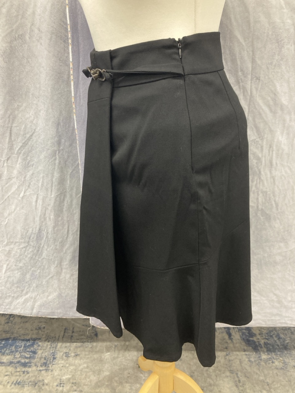 Lot 185  
            Edinburgh SR20 - Delivery Only 

                
MAX MARA A-LINE WRAP SKIRT STYLE WITH SIDE PLEAT IN BLACK WOOL SIZE UK 4: LOCATIO...