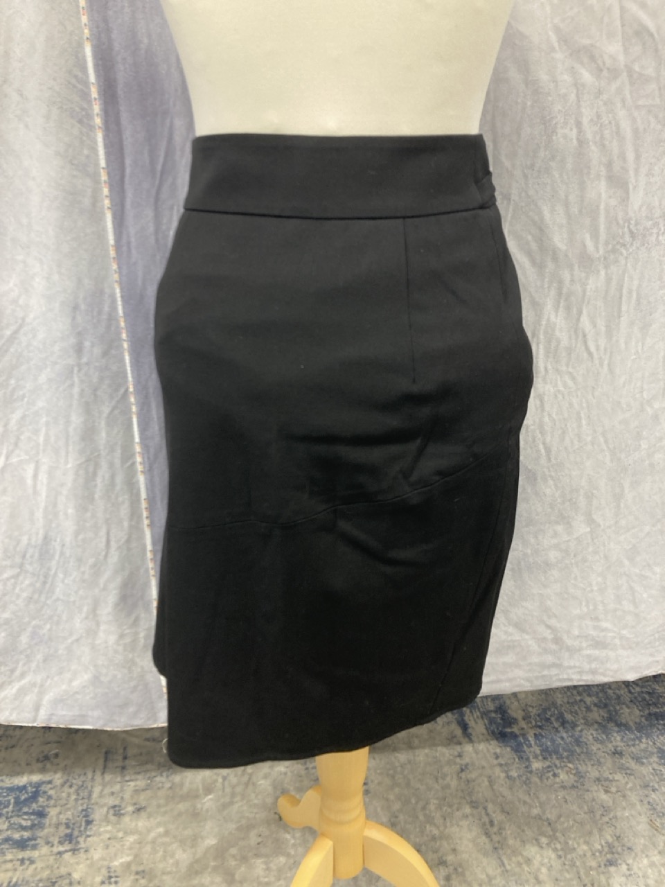 Lot 185  
            Edinburgh SR20 - Delivery Only 

                
MAX MARA A-LINE WRAP SKIRT STYLE WITH SIDE PLEAT IN BLACK WOOL SIZE UK 4: LOCATIO...